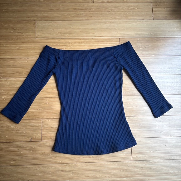 Tops - Guess vintage y2k off shoulder top